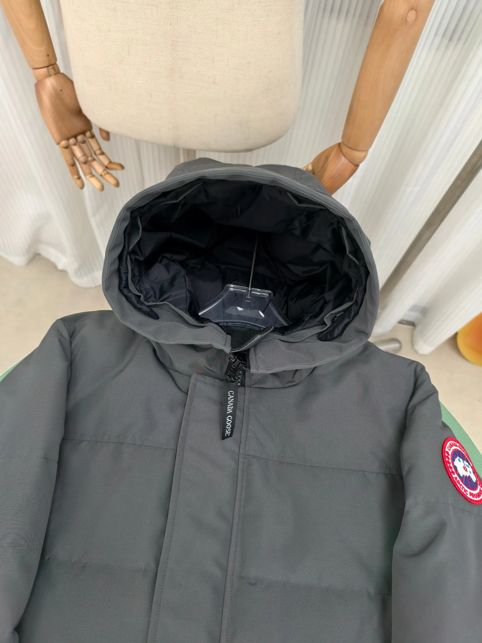 P700————2080M/New 17 models (higher version) Canada goose MacMillan parka. The MacMillan Parka features an innovative design with a streamlined hood detail, added shoulder straps and two additional interior pockets. This hip-length parka offers warmth and style with its quilted design and curved hem. Filled with extremely fluffy white duck down. The MacMillan Parka provides essential protection in all weathers. The adjustable down-connected hood improves warmth and protects against harsh weather. Rib knit cuffs tucked into the interior. The hood is equipped with a detachable zipper guard, and the hood trim can be replaced to create a personalized style and provide more protection (this jacket can be matched with wolf fur collar accessories, choose by yourself) ❤️The only version in the market Color: black red label black black label gray red label gray black label off-white red label navy red label Size: XS-2XL